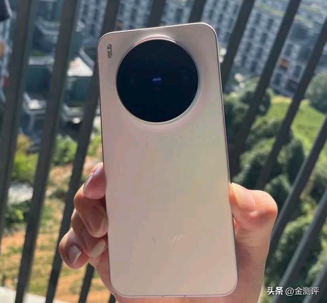 华为Mate80携麒麟芯将至，2025五款旗舰巅峰对决，谁是“机王”