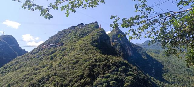 两山相对出，孤峰绕白云