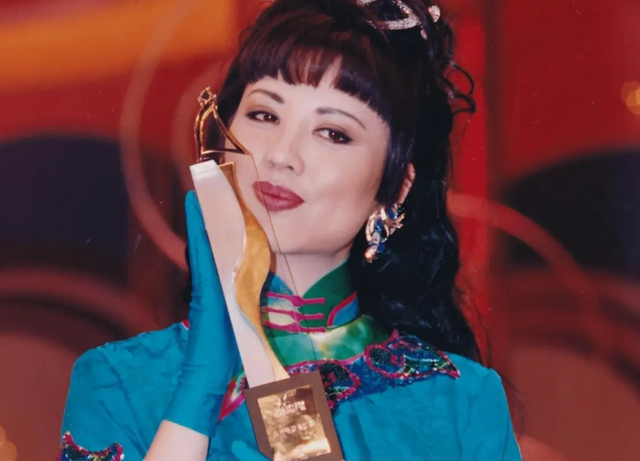 她是中国第一美妇，坐牢、离婚、拍三级片，还因太美被克林顿接见
