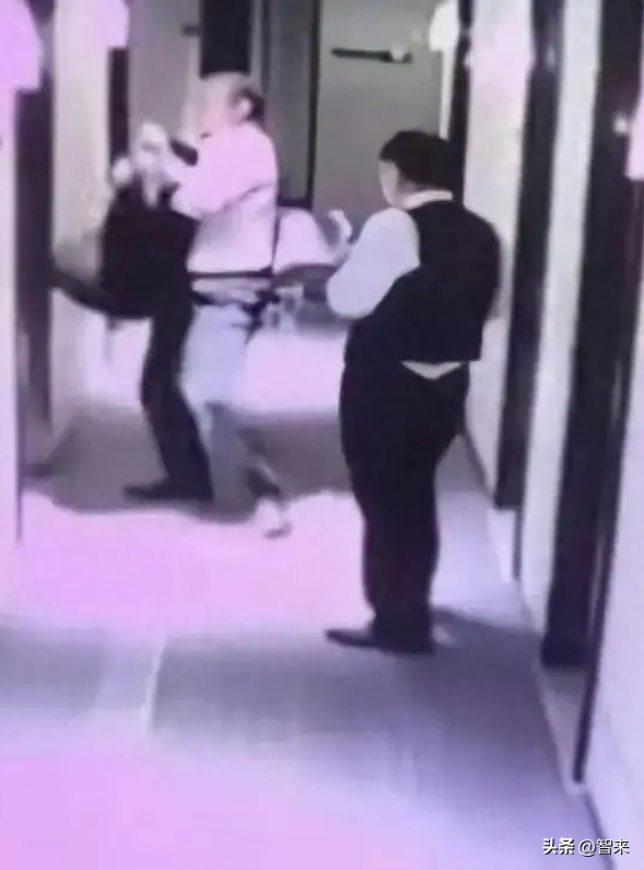 凌晨从酒店逃出的醉酒女子，700天后穿着同一双鞋 站到了法官面前