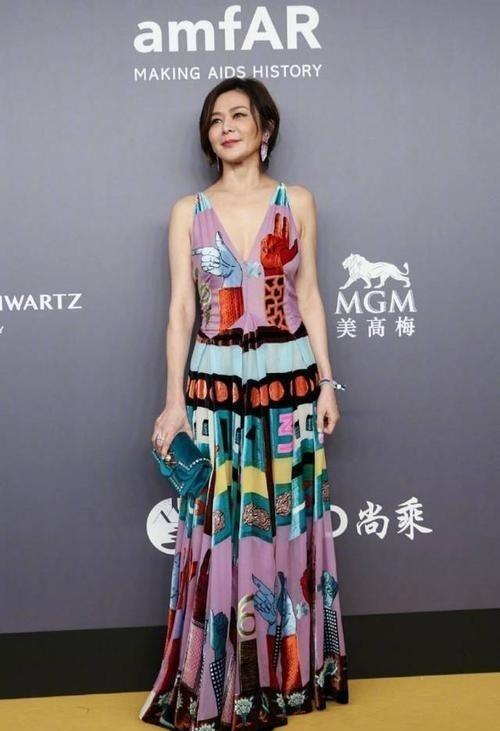 63岁关之琳新剪了短发年轻30岁，穿深V领连衣裙，美得像换了个人