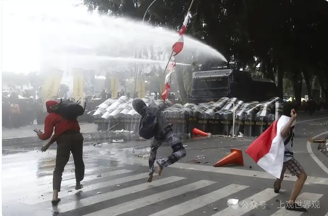 赶在阅兵前最后一刻，印尼总统连夜飞抵中国，有两点情况不寻常