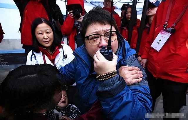 贪污上亿、假慈善？被实名举报的韩红，如今连坐椅子都成了“错”