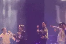 “气氛尬得像公司开会”，没想到这国民歌手演唱会也被骂翻车图片