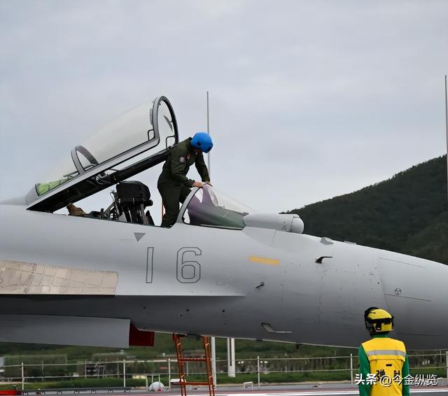 8万吨巨舰福建舰入列	，中国跨入"三航母时代"，电磁弹射完胜美国