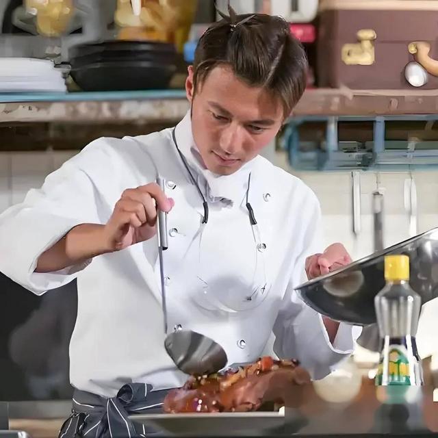 男明星做饭人设多赚钱？谢霆锋烤肠卖15亿，林依轮辣酱估值3.6亿