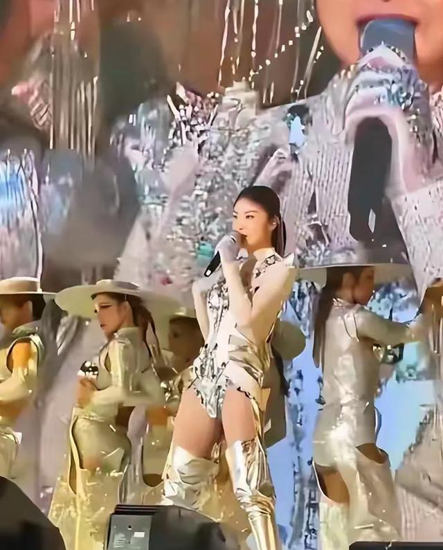 陈慧琳演唱会穿三角裤衩，五十多了合适吗？