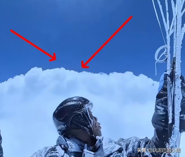 飞升？一男子玩滑翔伞被云吸到八千多米高空，网友：够吹一辈子了