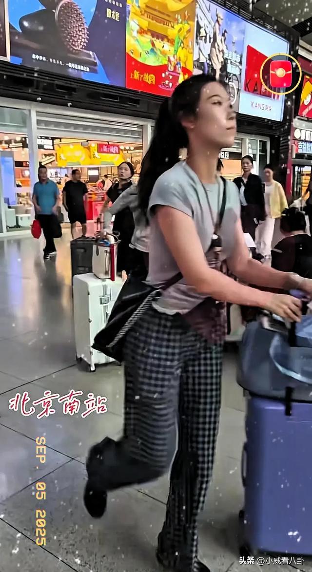 车站遇见参加完九三阅兵的女民兵，脱下迷彩服换上便装，个高时尚