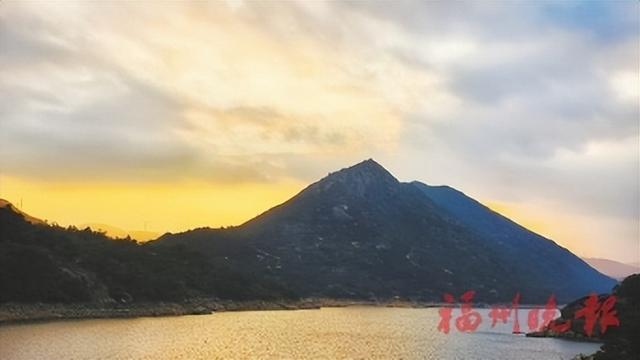 归帆连沧海 云霞映屏峰