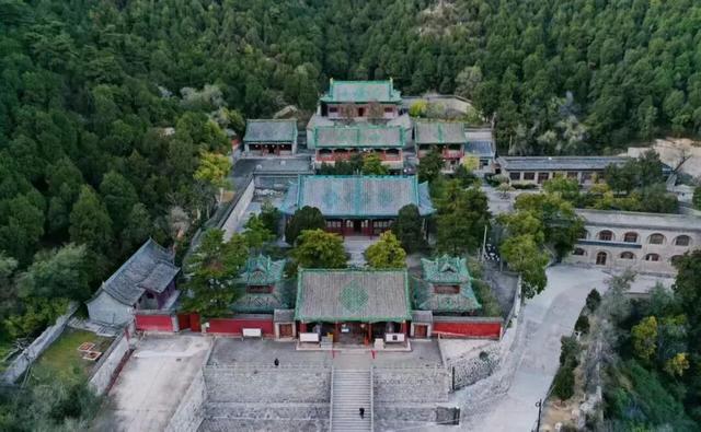 别再刷崛围山红叶图了！亲自去触摸红林间的千年时光，才够劲