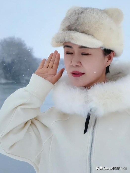 47岁贺娇龙去世！同学曝抢救过程，网友提醒成真，此前疑早有征兆