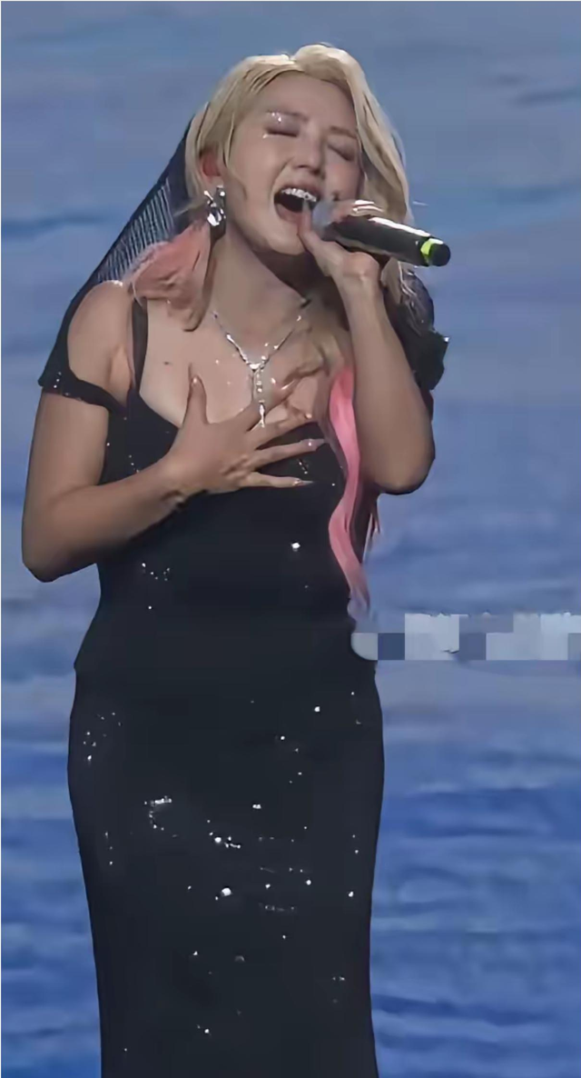 我记得她以前还挺瘦的，不知道怎么变成这样了？