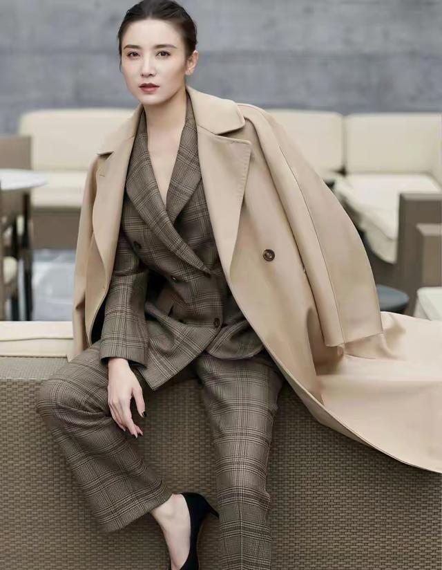 看了宋佳的大衣穿搭	，我悟了：大衣不配打底裤，鞋穿低跟，更优雅