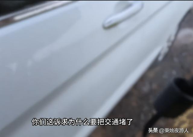 真敢收！网友十一自驾游，村民拦路索要“压草费”，结局大快人心