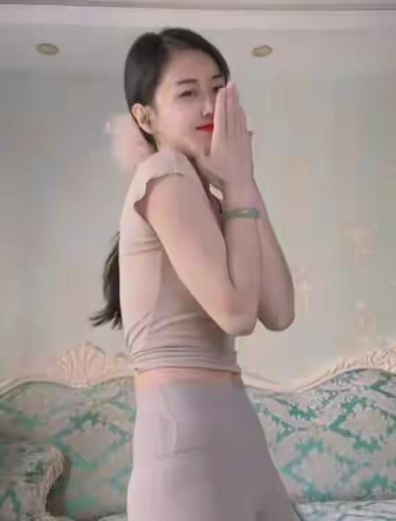 中年女人默许你，就能抱了