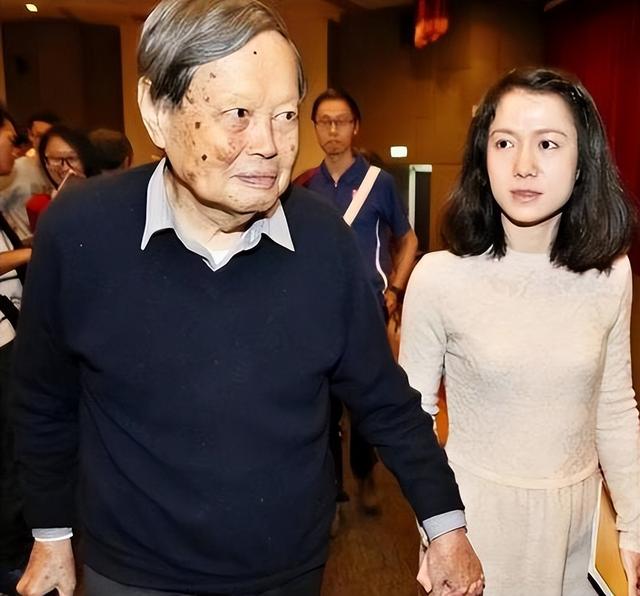 杨振宁家庭情况曝光：三个儿女无人继承物理学，与翁帆关系也很好
