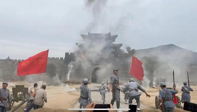 山东一景区NPC带着数百游客“攻打县城”，游客：特意买了三把道具步枪，体验感满满