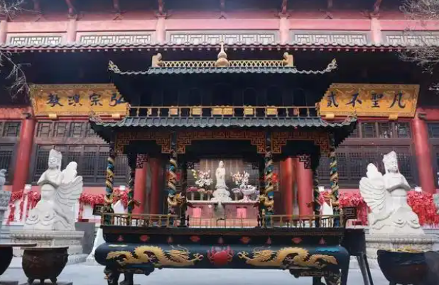少林新主持印乐，和女游客合影曝光，面相慈爱，和释永信完全不同