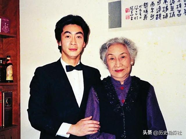 戴笠与胡蝶的真实影像，胡蝶一颦一笑妩媚动人，戴不怒自威