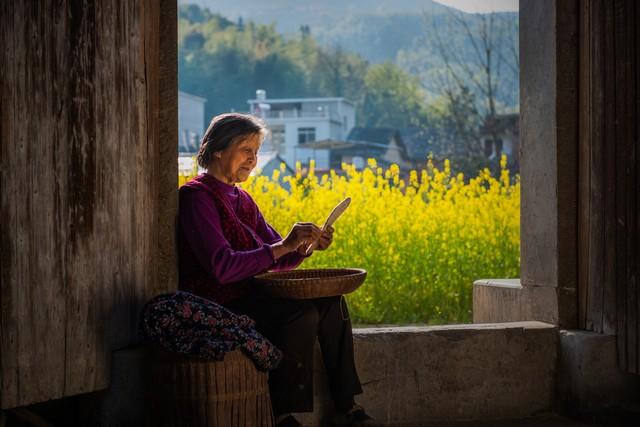 公司年会玩国王游戏，我抽到国王，命令女总裁和我舌吻一分钟