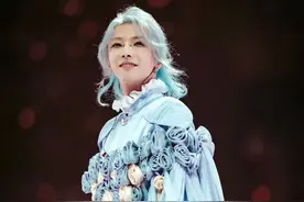 华晨宇演唱会造型，蓝色玫瑰衣服非常好看图片