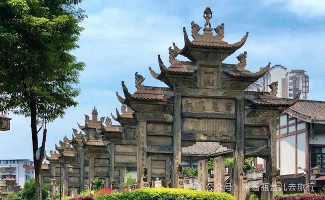 四川南部小城，与网红荣昌一字之差，为何游客都往隔壁邻居家跑？