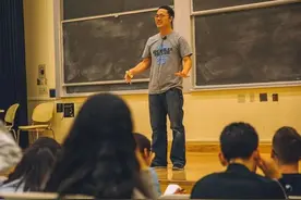 北大教授袁新意分析姜萍事件疑点：初赛成绩极有可能不是她考的图片