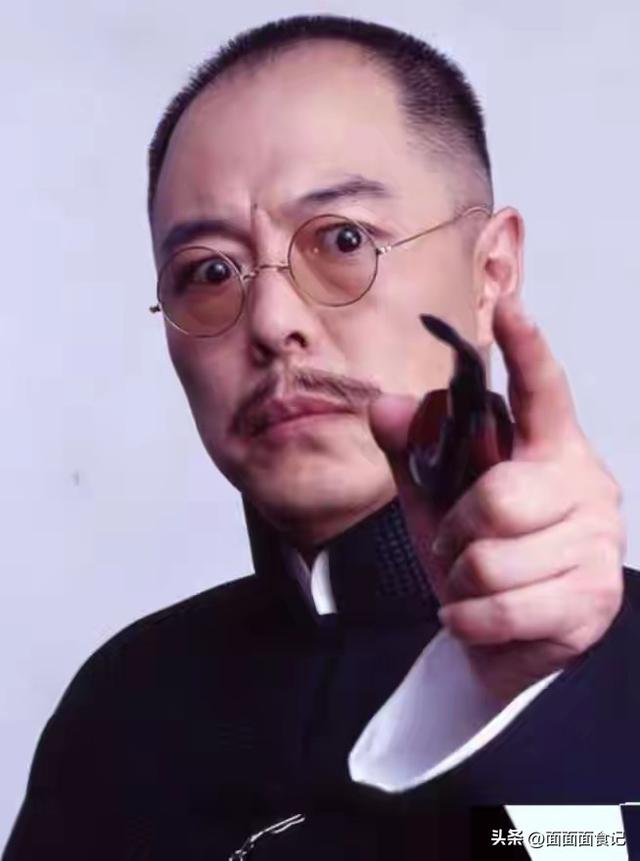 善恶终有报！68岁双腿包扎瘫在轮椅的张铁林，已然活成了“笑话”