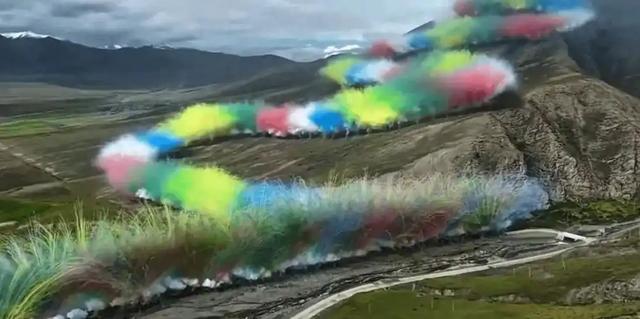 雪山“升龙”烟花后,全网吵翻天,当地人在默默捡垃圾!