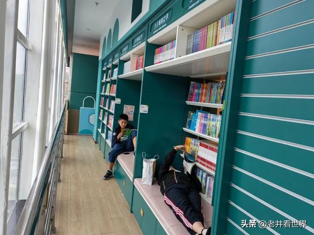 周末逛书店 文‖井明新