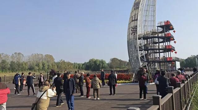 滕州微山湖红荷湿地:乐享双十一,“荷”你游湿地