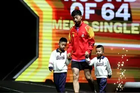 马龙首次带两个儿子亮相中国大满贯，迷你版马龙，妻子颜值太高了图片