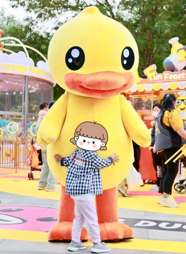 巨型B.Duck小黄鸭“登陆”北京通州万达广场