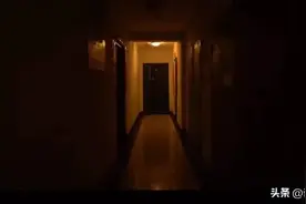 午夜时分，一陌生女人疯狂拍打着邻居家的门，我选择了沉默。图片