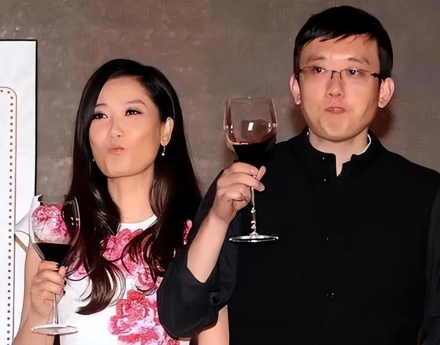 两人默契搭档23年却没成夫妻，如今一个年入千万，一个负债累累