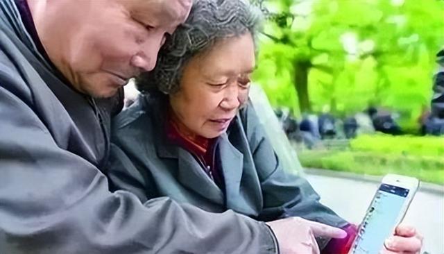 热搜1847万阅读：微信凭什么赢QQ？年轻人嫌微信“中老年”？