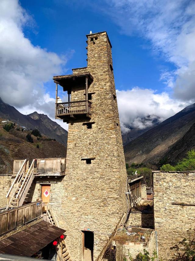 踏迹寻音：在阿坝理县，桃坪羌寨与甘堡藏寨的时空对话