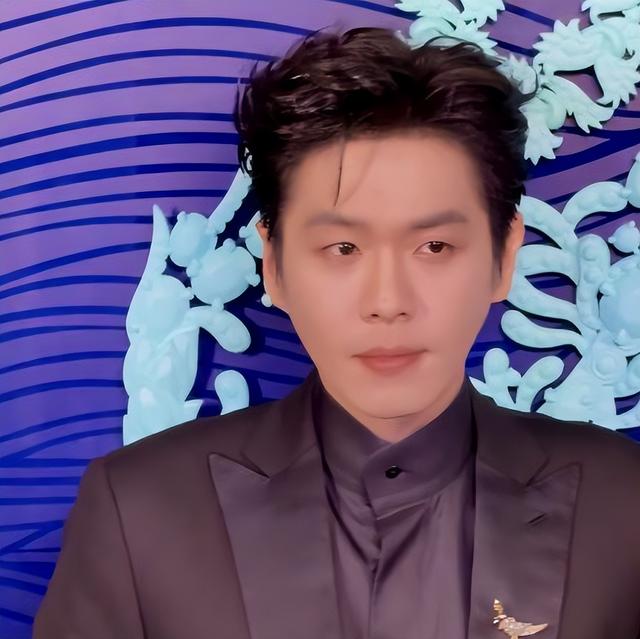 上海红毯，章子怡副乳露尴尬，钟楚曦被网友群嘲，宋雨琦腿太短