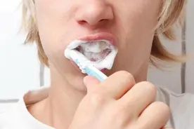 刷牙可能影响寿命！医生再三提醒：55岁以后，牢记刷牙“3不要”图片