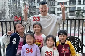 东北大哥和62个小学生拜把子，过生礼物收到手软，请客坐满两大桌图片