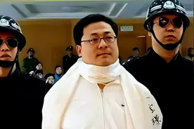2006年，死刑犯袁宝璟淡定赴死，临行前戴白围巾，和妻子拥抱告别图片