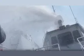 中国海警“贴脸开大”，高压水炮摧毁菲船雷达，现场发生剧烈撞击图片