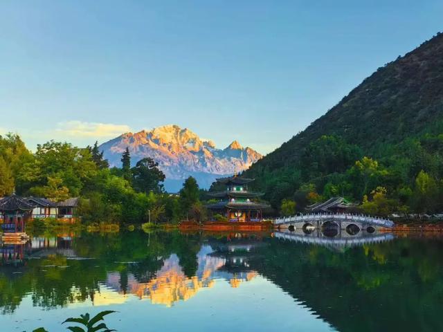 秋冬来丽江，把一年的好运都收进这场“日照金山”里