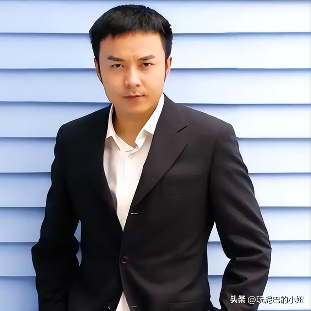 51岁汪涵现状:常年居住在长沙,穿人字拖嚼槟榔,大烟斗不离身