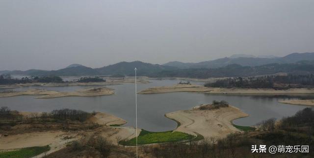 大别山现奇妙格局，内外层次分明，前方山峰成天然点缀