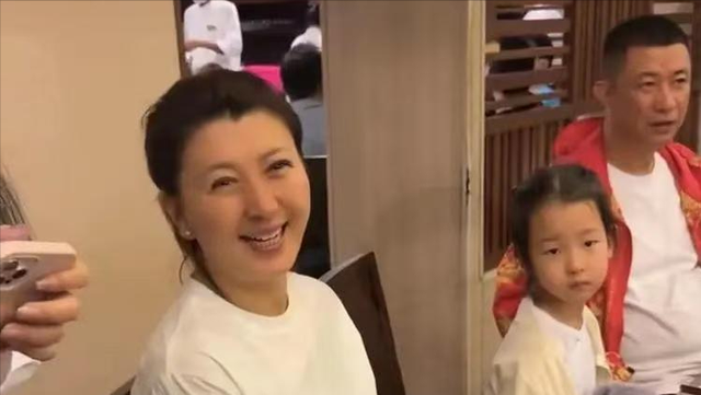 钱再多有什么用？53岁千万身家的闫学晶，每天为32岁儿子操碎了心