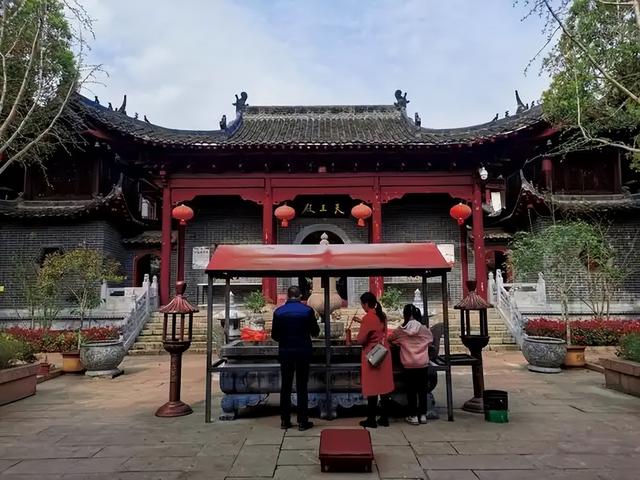 和尚老了也可怜！山西77 岁僧人，山洞苦修 13 年，没吃没喝崩溃落泪