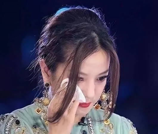 封杀4年后，49岁赵薇又有消息，因胃癌去世传闻5个月前就真相大白