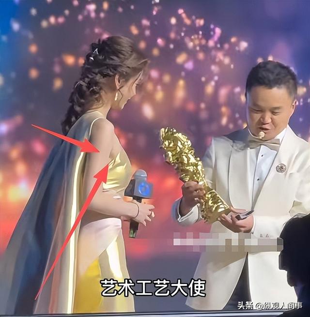 杨颖突然亮相芭莎，瘦成一把骨头腋下副乳却突出，人群中尴尬提胸